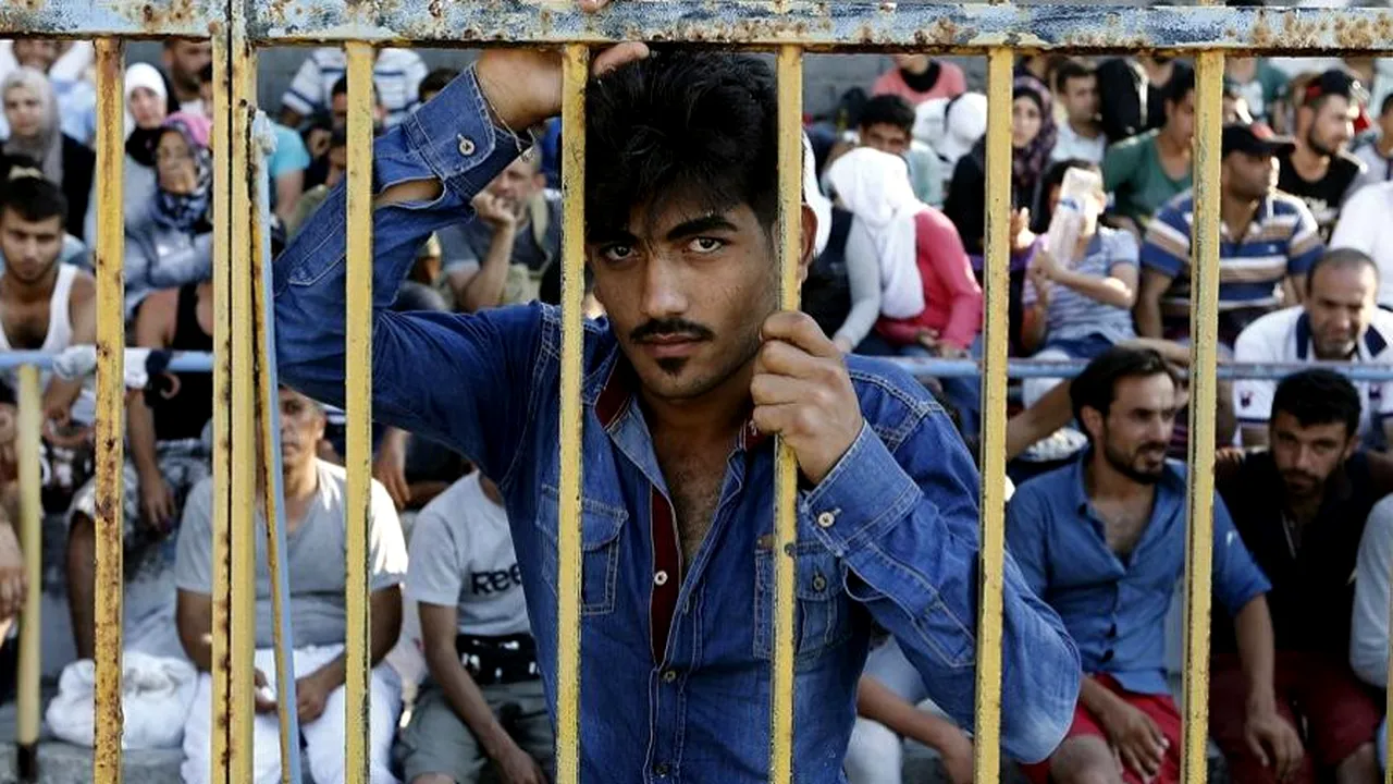 Grecii și-au pierdut răbdarea: peste 2.500 de imigranți, închiși într-un stadion în insula Kos, după ce au protestat