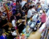 INCREDIBIL. Un magazin de cartier din Ploiești a fost jefuit de o bandă de 50 de cetățeni ziua în amiaza mare. Prejudiciul, irecuperabil