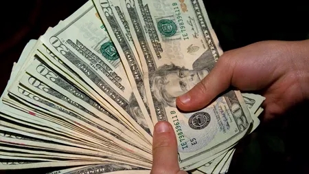 Un hoinar din California a câștigat 1 MILION de DOLARI cu un bilet de loterie răzuibil. Promite să intre în rândul lumii, cu rate la bancă