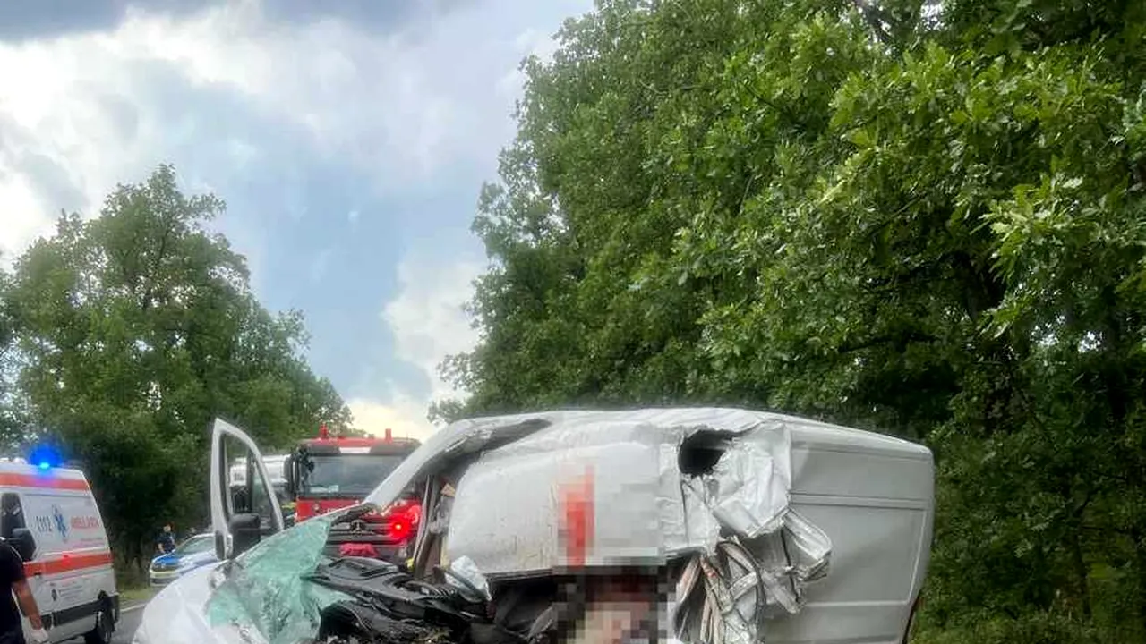 Accident teribil în Mehedinți. Un Tir a spulberat un microbuz. Șoferul autotrenului a fost grav rănit. Cel al microbuzului a murit pe loc