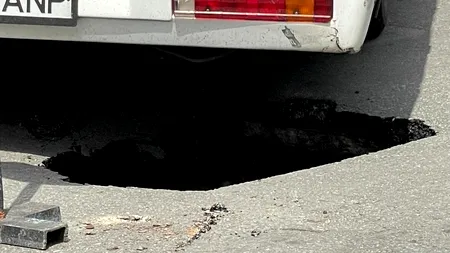 Craiova: Dubă cu deținuți, blocată într-o groapă în fața Penitenciarului Craiova | VIDEO