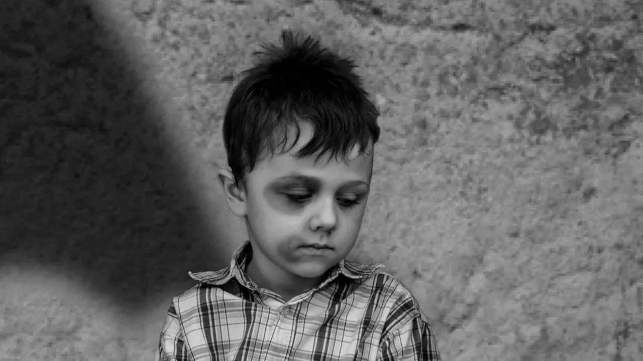 Doi copii de 4 și 10 ani, exploatați de propria mamă. Minorii erau înfometați, bătuți și trimiși la cerșit