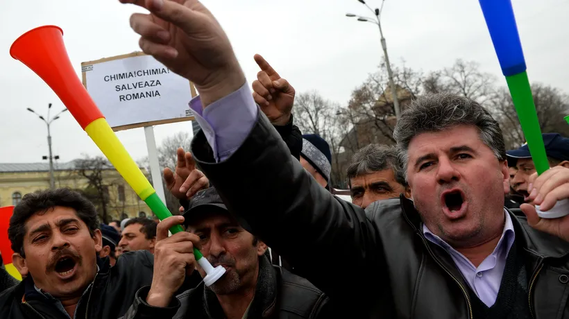 Greviștii de la Oltchim continuă protestul și vin la București pentru discuții la Guvern