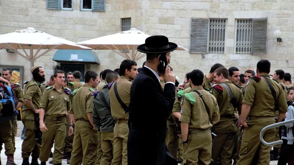 Coloniștii israelieni au bătut o jurnalistă americană în Cisiordania. Mașinile și plantațiile de măslini ale palestinienilor, incendiate