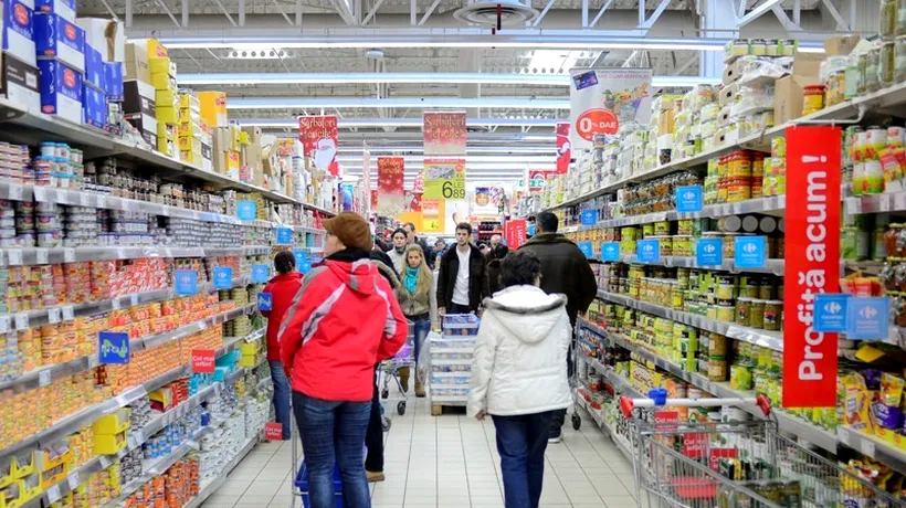 Aproape două treimi dintre români cumpără doar strictul necesar de alimente