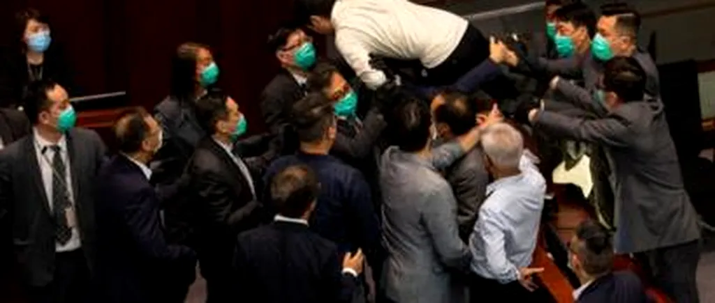 HONG KONG. Conflict violent, izbucnit în Parlamentul din Hong Kong, pe fondul unei legi care interzice imnul național