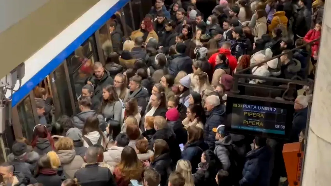 Este HAOS la Metrou. Trei garnituri de pe M2 Pipera, anulate. Mai mulți mecanici au intrat în concedii medicale, iar aglomerația este INFERNALĂ