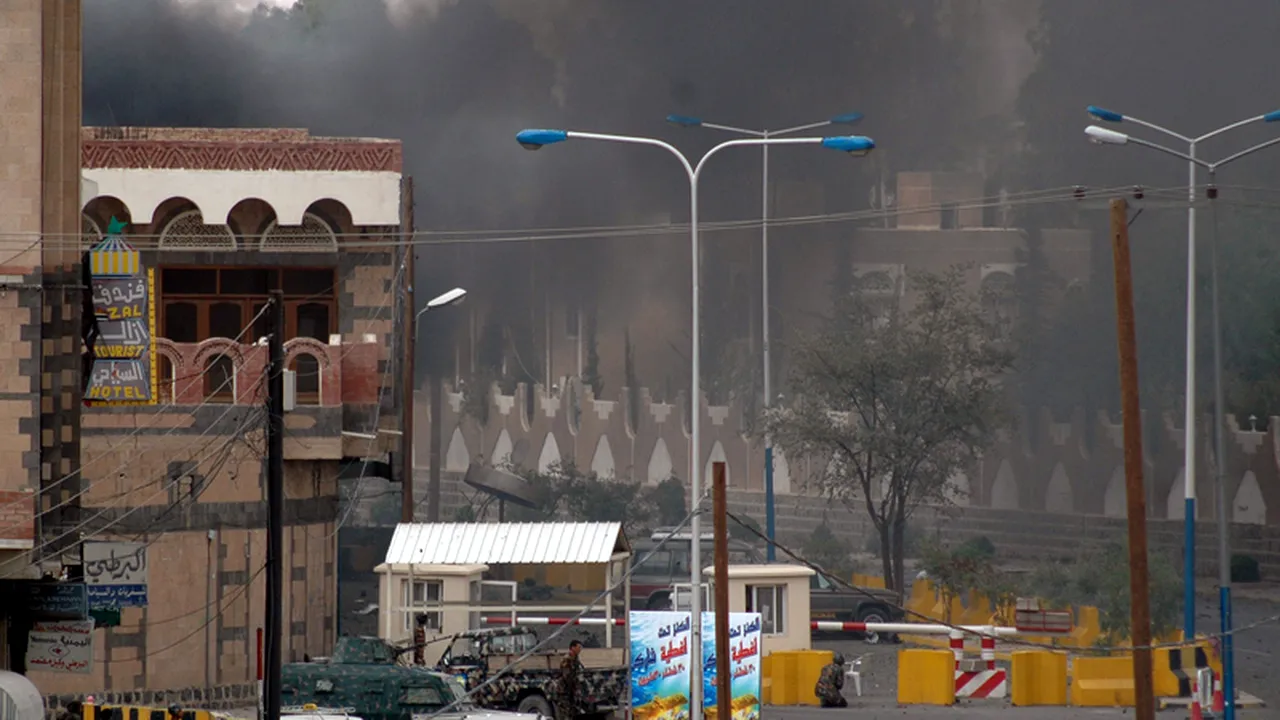 AMBASADA SUA din Yemen, ATACATĂ de manifestanți. Au intrat în curte și au dat foc la mașini