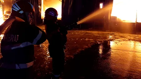 FOTO-VIDEO | Incendiu puternic la o fabrică din Maramureș. Au intervenit pompieri din patru județe
