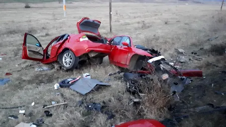 BMW RUPT ÎN DOUĂ. Șoferul a scăpat ca prin minune și a păzit epava mașinii, de frică să nu-i fie furată