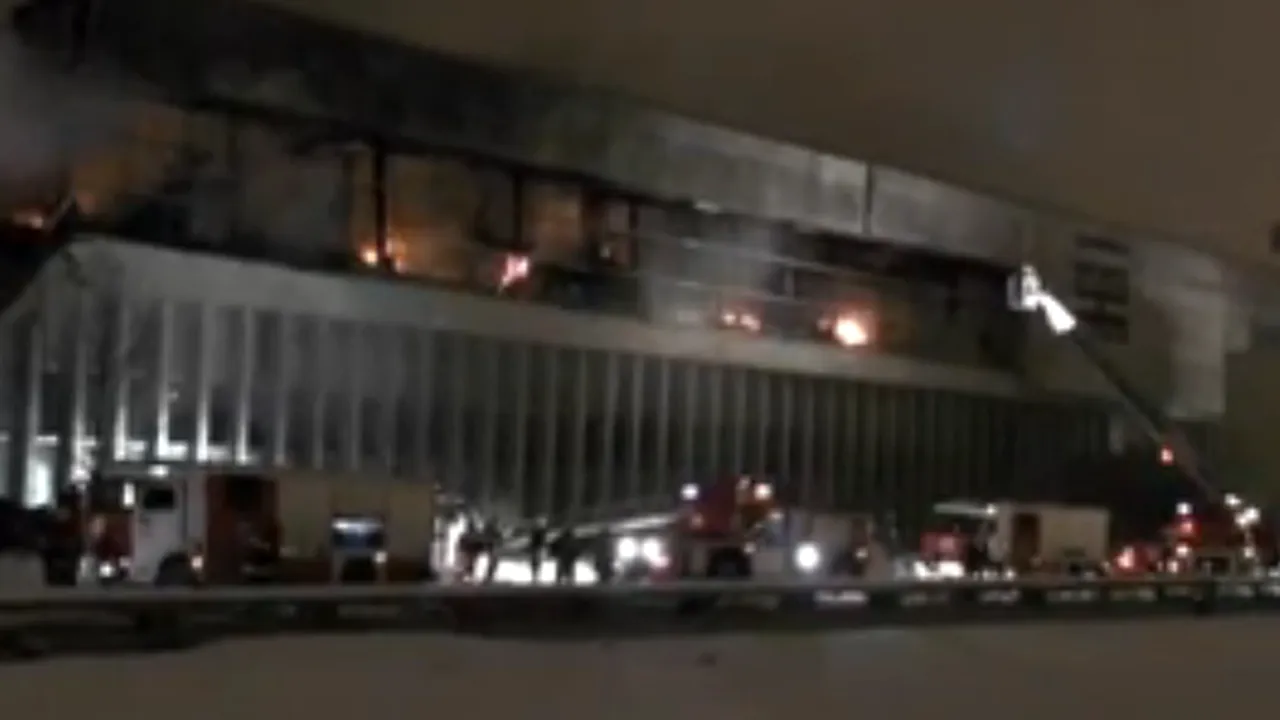 Incendiu de amploare la cea mai mare bibliotecă universitară din Rusia: este un 