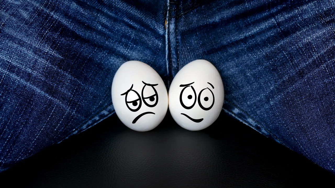 Caz halucinant: Un bărbat din Botoșani și-a cusut singur testiculele în fața oglinzii, cu ac și ață de papiotă