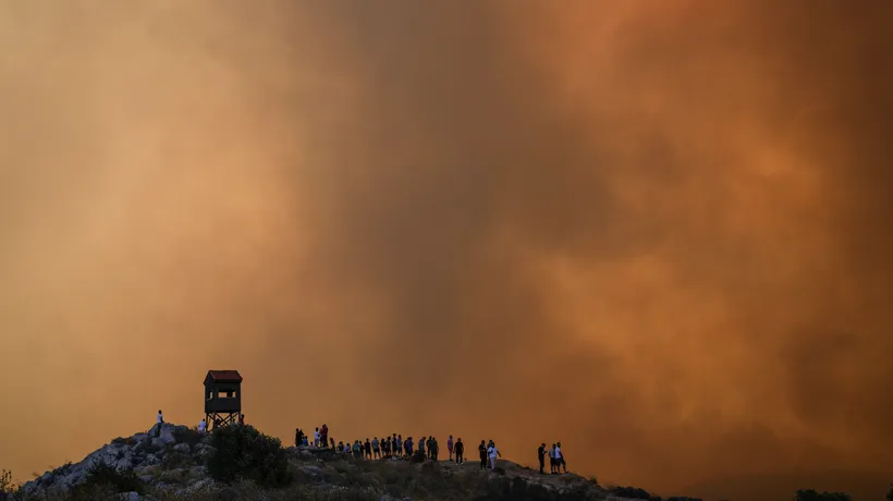 Ard insulele Greciei. 64 incendii au izbucnit în Rodos, Corfu și Evia