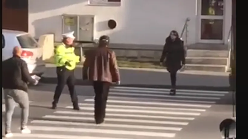 Doi polițiști, filmați în timp ce se certau, după ce au dirijat greșit circulația: „N-a fost vorba că oprim?