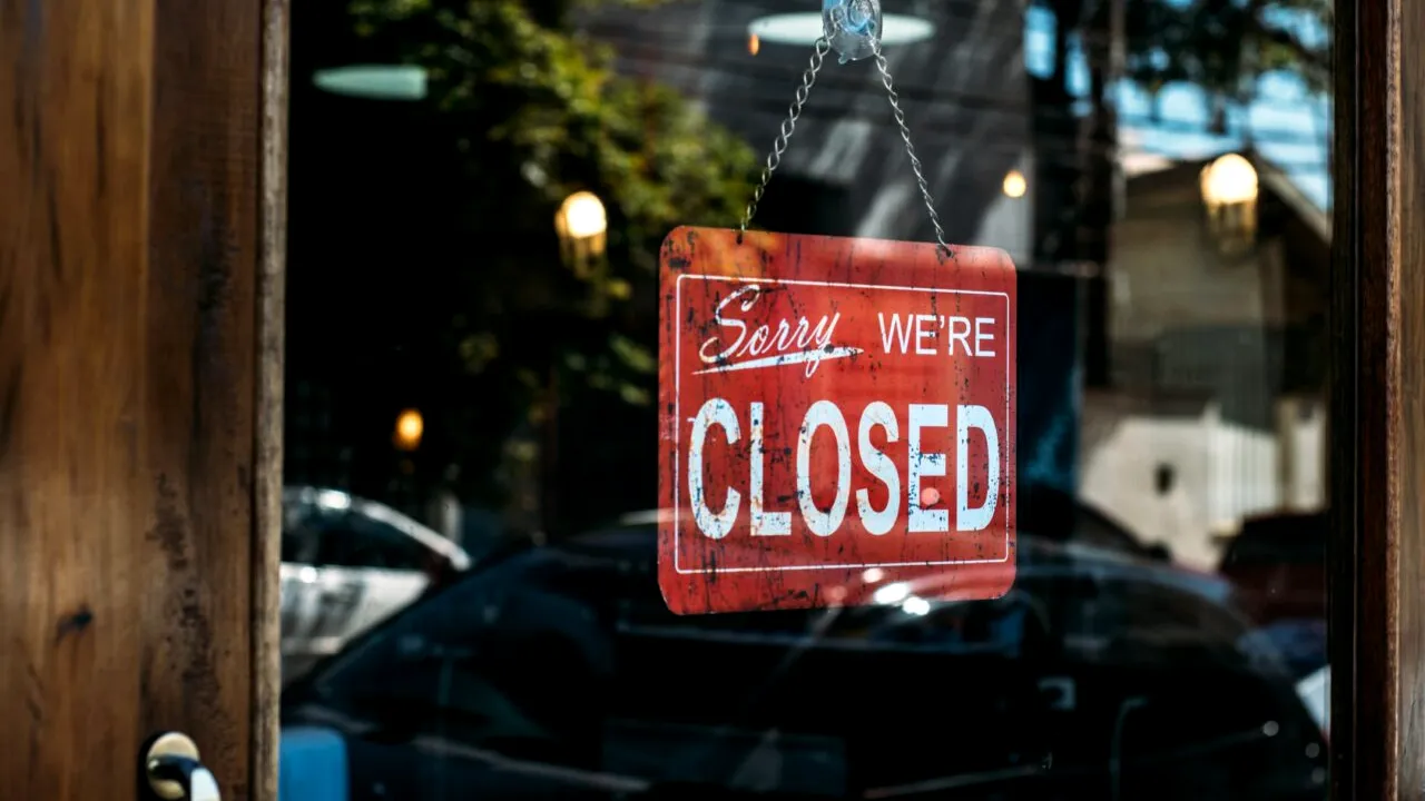 A plecat vânzătorul mai devreme și a închis magazinul? Ce SANCȚIUNI îl așteaptă, conform legii