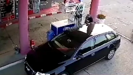 Doi bombardieri suspecți FURĂ BENZINĂ cu o mașină fără plăcuțe de înmatriculare în Bihor