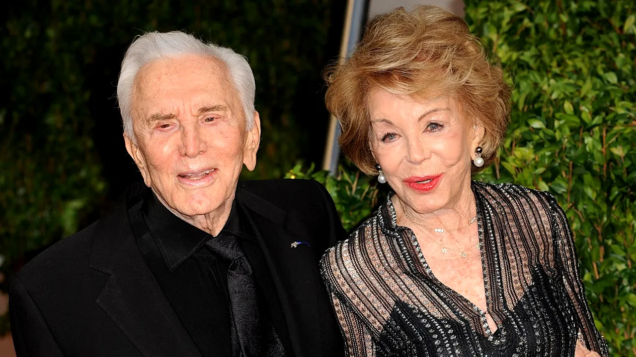 Anne Douglas, văduva lui Kirk Douglas, a murit la 102 ani