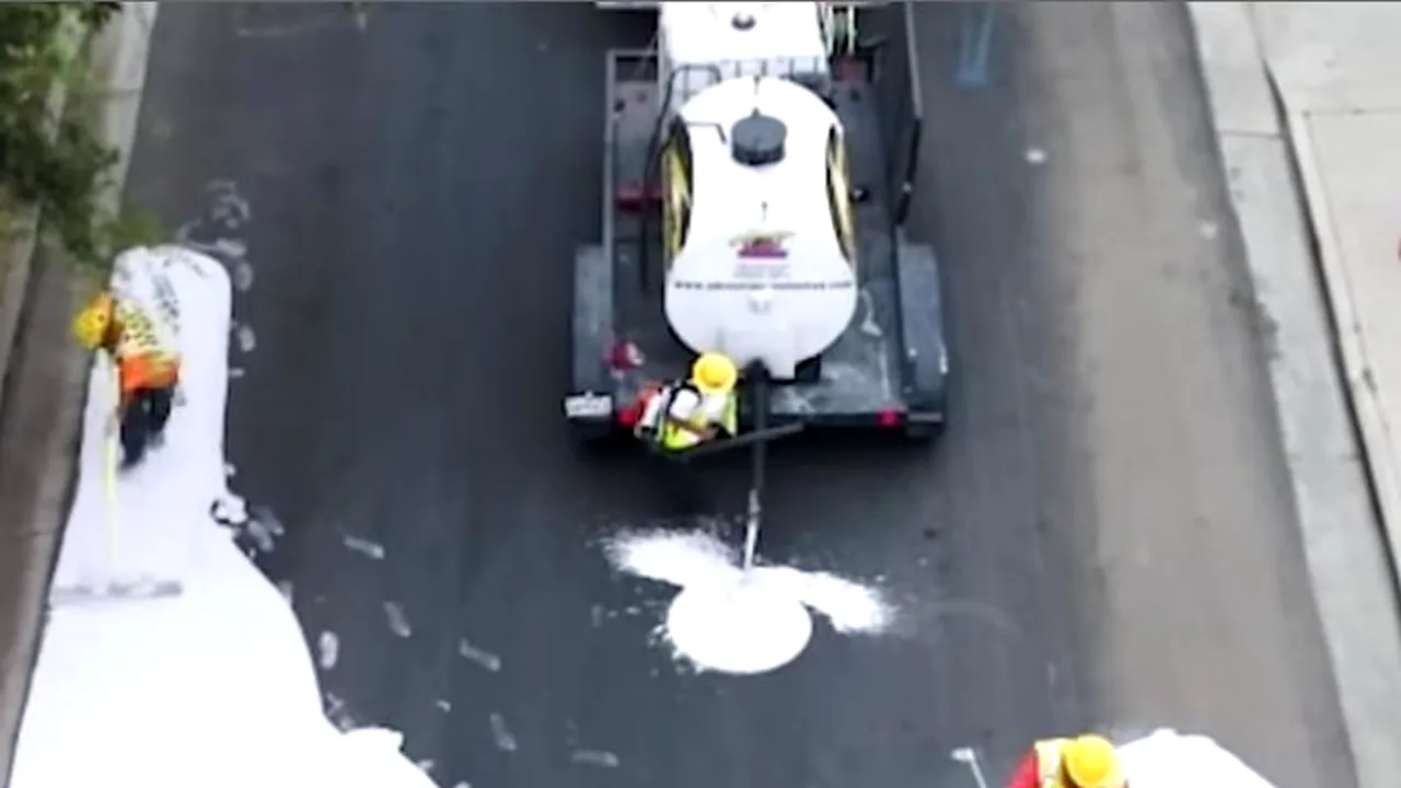 Imagini incredibile surprinse în Los Angeles. Motivul pentru care unele străzi sunt vopsite în alb