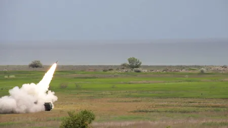 Un maistru a fost găsit mort, împușcat în cap, într-o unitate a Forțelor Terestre din Focșani. Ancheta a fost preluată de procurorii militari