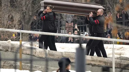 Alexei Navalnîi, înmormântat la un cimitir din Moscova, sub ochii poliției. Măsuri stricte de securitate luate de autoritățile din Rusia