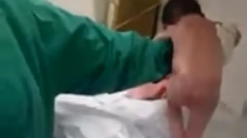 A început să meargă imediat după naștere. Bebelușul-miracol, viral pe rețelele de socializare. VIDEO