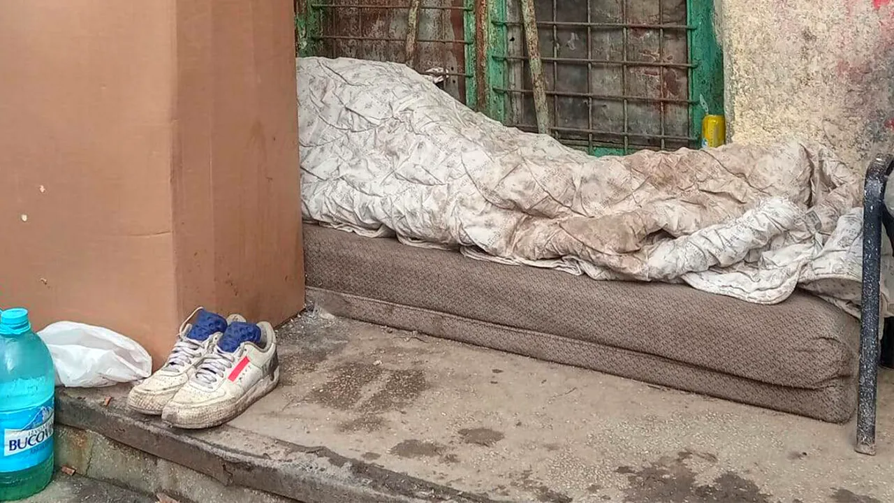 Întors la muncă din Italia, Adrian din Vaslui a ajuns să doarmă sub cerul liber. Ce s-a întâmplat cu apartamentul lui