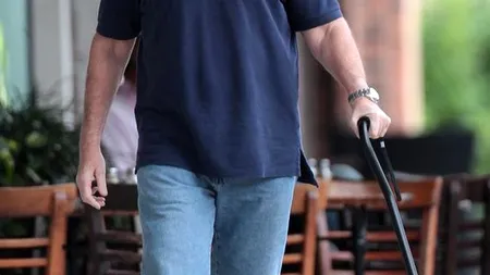 Un celebru cântăreț, surprins într-o ipostază îngrijorătoare
