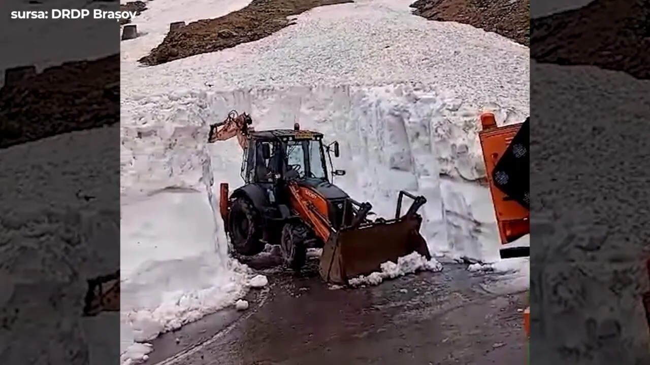 ZĂPADĂ de 4 metri pe Transfăgărășan. Drumarii intervin în condiții extrem de dificile, într-o zonă expusă avalanșelor