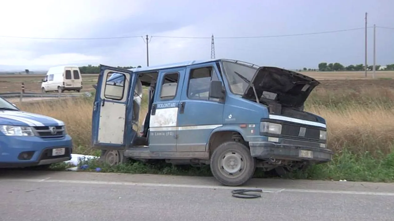 Un mort și 9 răniți după ce un microbuz cu români a lovit un camion