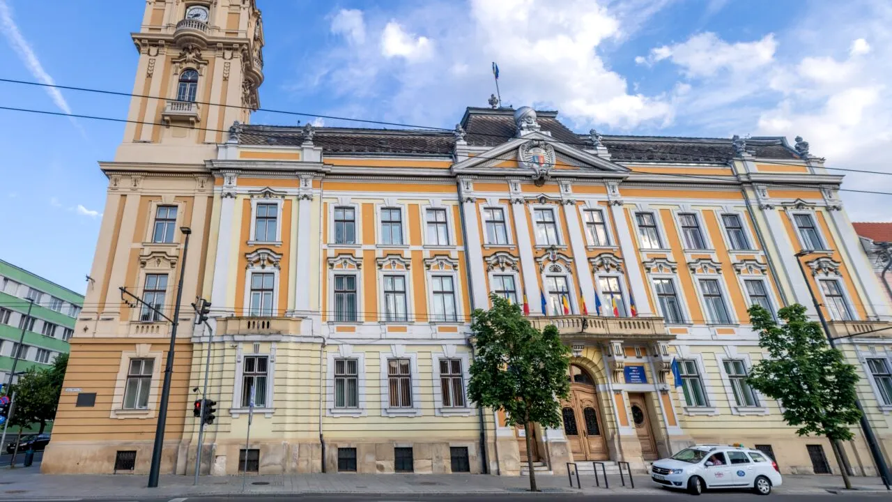 Un bărbat a dat foc ușii Primăriei Cluj-Napoca