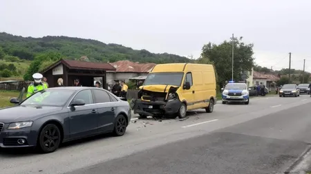 Opt persoane, între care o adolescentă de 17 ani, au fost RĂNITE după ce două maşini s-au ciocnit pe o șosea din Vâlcea
