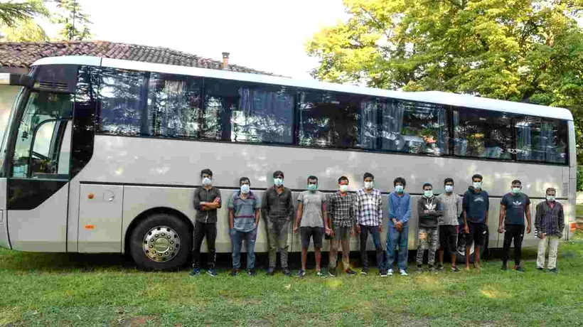 Un grup de solicitanți de azil, carantinati de prefectura din Italia în autobuze