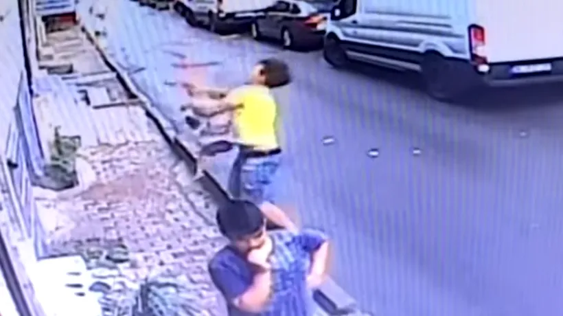 Momentul în care un adolescent salvează viața unui copil care a căzut de la etaj - VIDEO