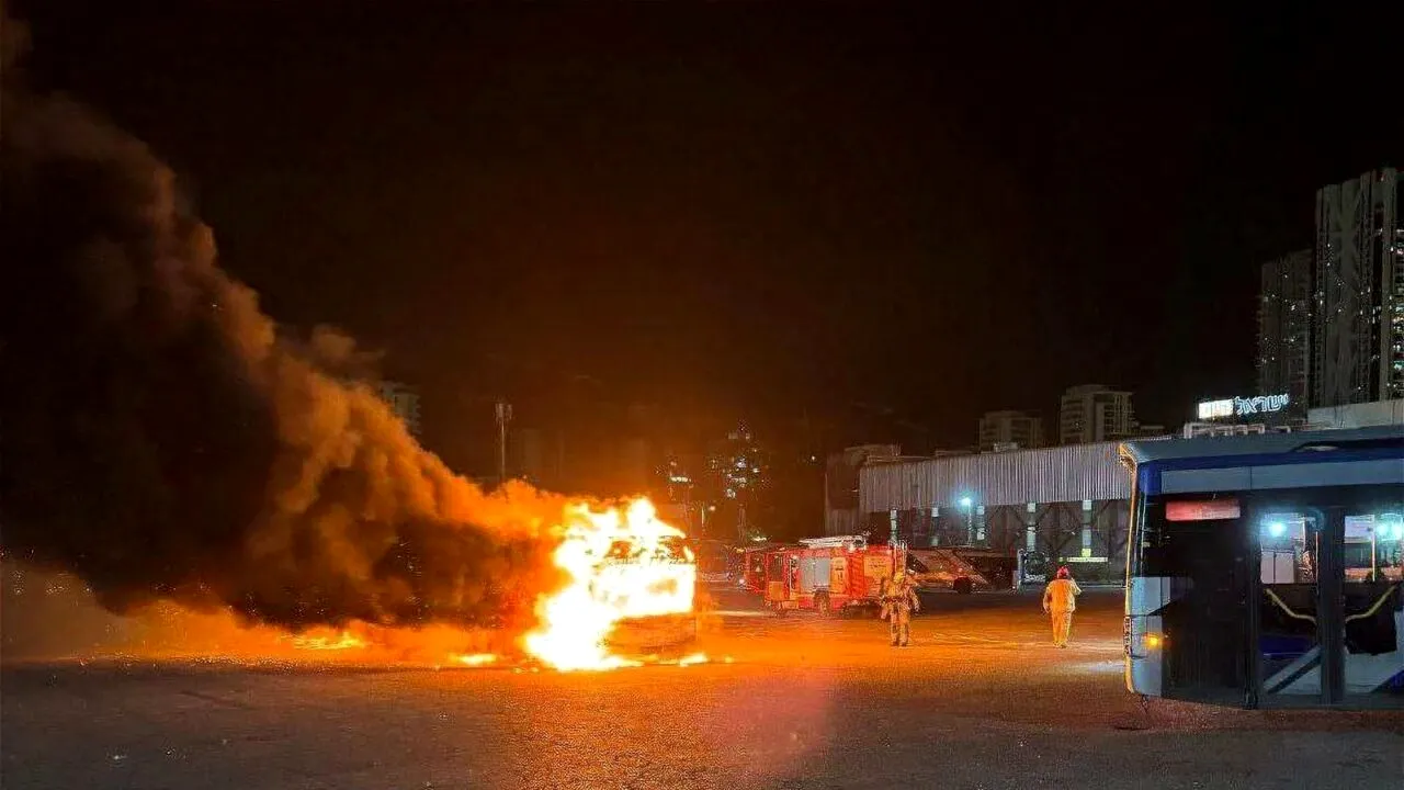 Trei autobuze au EXPLODAT în apropiere de Tel Aviv. Autoritățile vorbesc de un atac terorist, iar Benjamin Netanyahu amenință că va lua măsuri