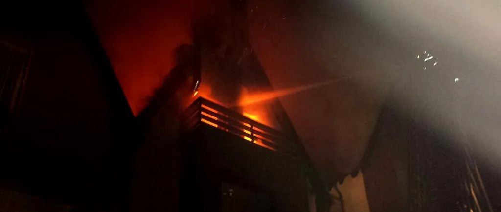 Un hotel de cinci stele a luat foc în Sinaia. Cincizeci de turiști, evacuați de pompieri