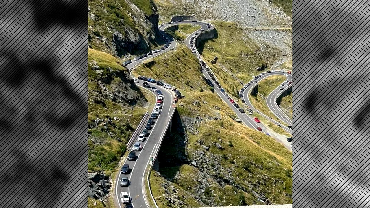 Coloanele de MAȘINI s-au întins pe mai mulți kilometrii pe Transfăgărășan: