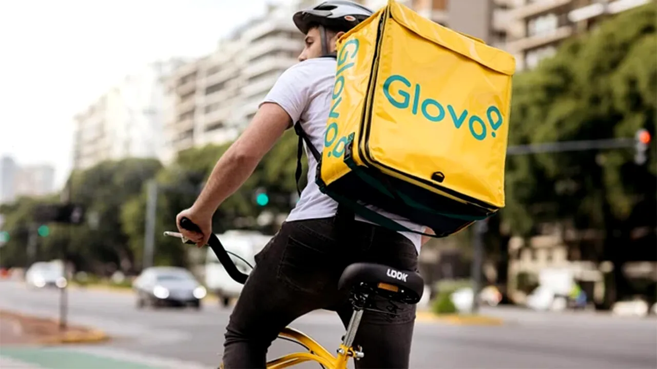 Concediat după 14 ani în IT, un clujean s-a angajat ca livrator de mâncare. Câți bani câștigă lunar acum