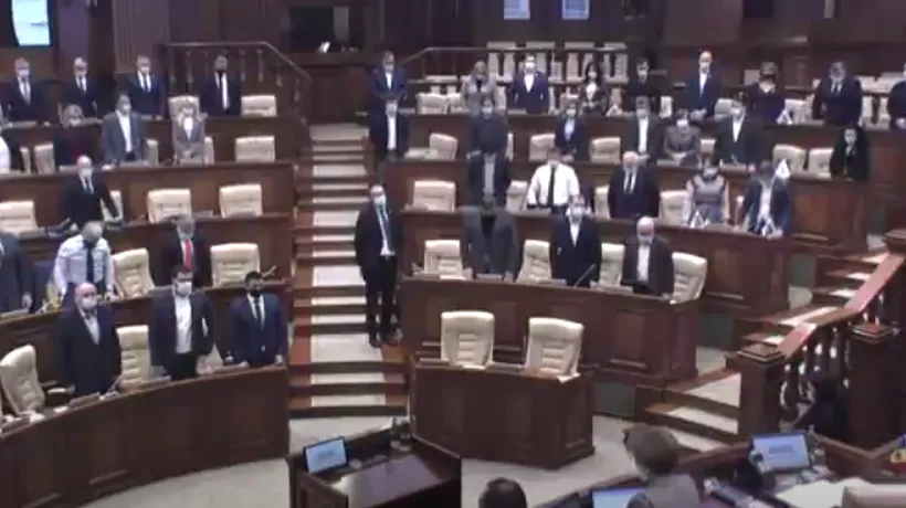 Gafă în Parlamentul Republicii Moldova! Deputații au ținut un moment de reculegere în amintirea unui scriitor aflat în viață