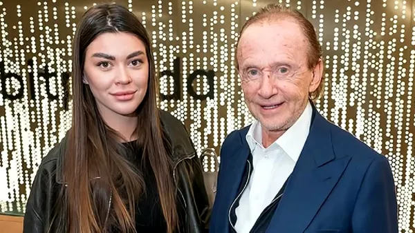 Toți râd de el pe TikTok, dar face bani grămadă în România. Cine este, de fapt, bătrânelul umilit de iubita tinerică în fața unui hotel din Monaco