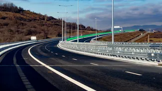 Cum circuli prin tunelul pe autostrada Sibiu-Pitești. Instructor auto: „Nu staționăm, exclus să ne apucăm să facem selfie-uri”