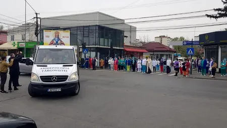 IMAGINI. Cadrele medicale de la Târgoviște au ieșit în halate în fața spitalului pentru a întâmpina moaștele Sfântului Nifon