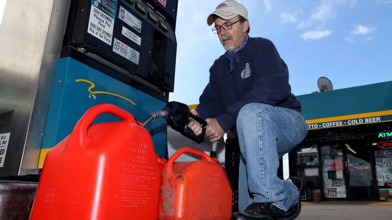 Benzina va fi RAȚIONALIZATĂ în New York, după uraganul Sandy. Cine va putea face plinul