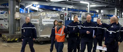 Treizeci de angajați ai unui aeroport parizian au fost arestați pentru furt din bagaje