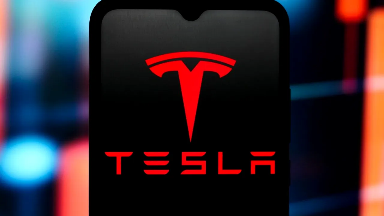 Adevărul despre telefoanele TESLA. Când se vor lansa, ce funcții au și cât costă. Un rival nou pentru Apple se anunță la orizont