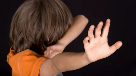 Bărbat din județul Olt, în vârstă de 44 de ani, acuzat că a întreținut relații sexuale cu o fată de 15 ani. El a fost denunțat chiar de mama victimei