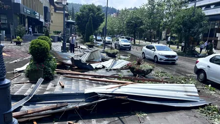 O FURTUNĂ violentă a devastat stațiunea Sinaia. Acoperișul gării aruncat peste DN1. 14 persoane au avut nevoie de ajutor / Trafic restricționat