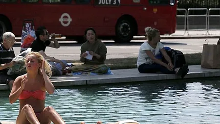 Pasiunea periculoasă a tinerilor britanici: ce fac pentru a se răcori. FOTO+VIDEO