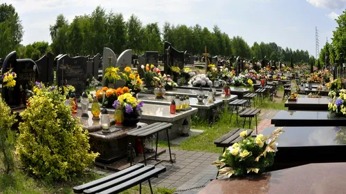 Mai multe parohii din România le cer credincioșilor să vină cu flori naturale în cimitire. Care este motivul invocat de reprezentanții bisericii ortodoxe
