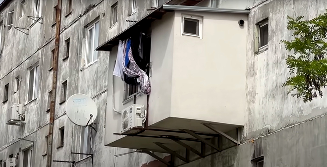 Imagini ireale din Ferentari! Cum și-a construit un bucureștean balcon, de unul singur