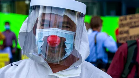 Sute de persoane se adună la Bruxelles pentru a protesta împotriva măsurilor de coronavirus. Grupul care conduce protestatarii a dat în judecată statul belgian și pe Bill Gates